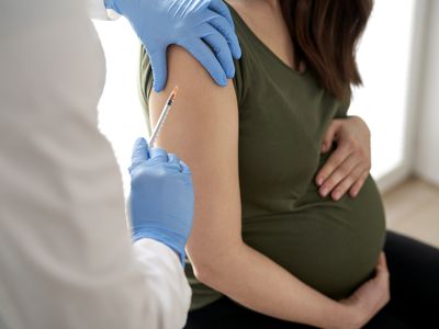 正在注射疫苗的孕妇