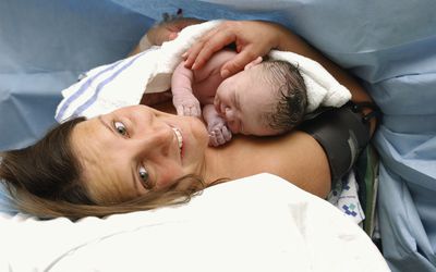 一位新妈妈甚至没有意识到她的医生正在检查胎盘，因为她有了一个新生儿。