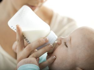 婴儿用奶瓶喝牛奶