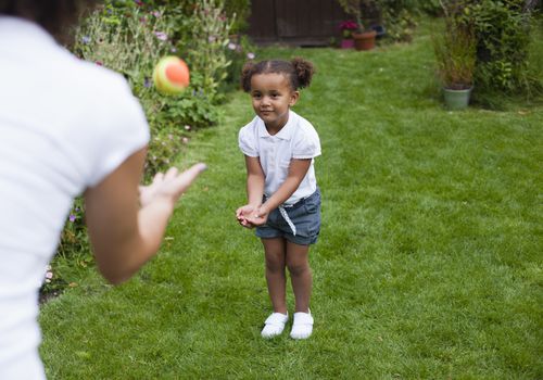 学龄前女孩在外面打球