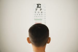 一个孩子盯着视力测试。