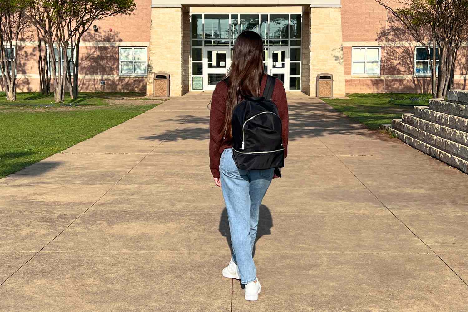 A student wearing the lululemon City Adventurer Pack