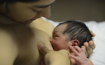 一位西班牙母亲在医院给新生儿喂奶