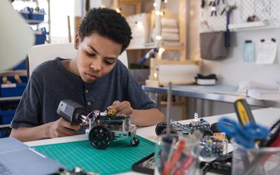 少年焊接电线制造机器人