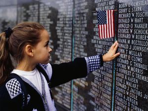 小女孩参观越战纪念碑