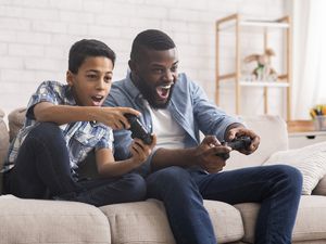父亲和儿子玩电子游戏