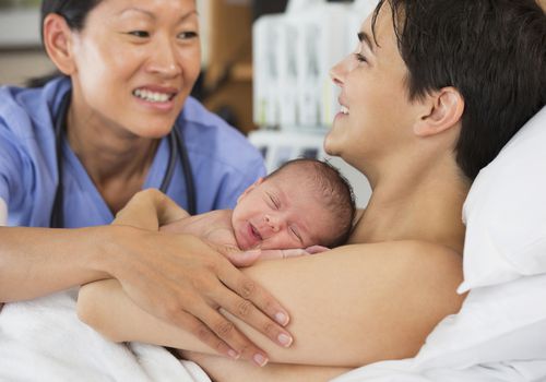 护士在医院安慰母亲和新生儿