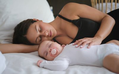 疲惫的妈妈和宝宝