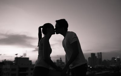青少年情侣在夜晚接吻