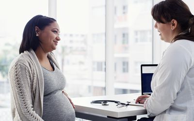 怀孕的年轻妇女正在咨询她的医生