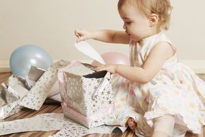 两岁的小女孩打开礼物