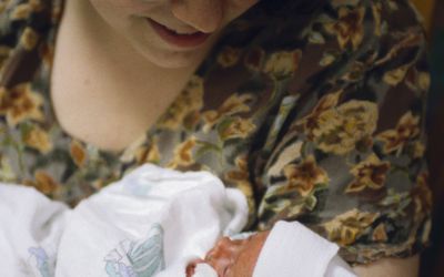 新生儿重症监护室里抱着早产婴儿的母亲