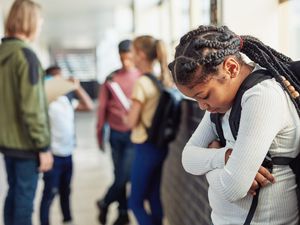 年轻女孩在学校的时候，她在学校里的人不会在