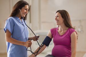 一个孕妇血压升高了。