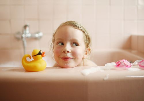 一个5岁的小女孩正在洗澡