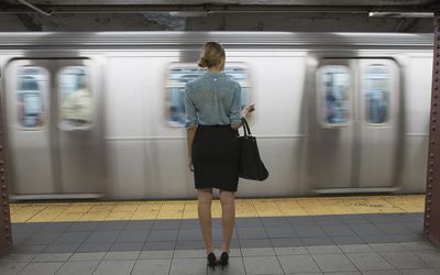一个站在地铁站台上的女人