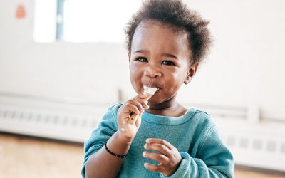 孩子吃酸奶