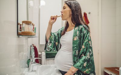孕妇在刷牙