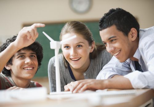 青少年学生在模特的教室里