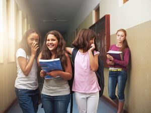 一群中学女生在走廊欺负女生