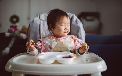 可爱的小宝贝独自享用早餐