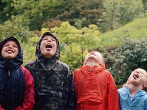 孩子们在雨中玩耍