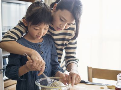 母亲和女儿一起做饼干