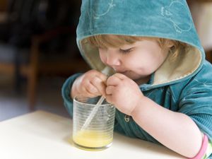 丹麦女孩，1岁，喝橙汁