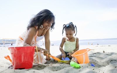 母亲和女儿在海滩上玩耍