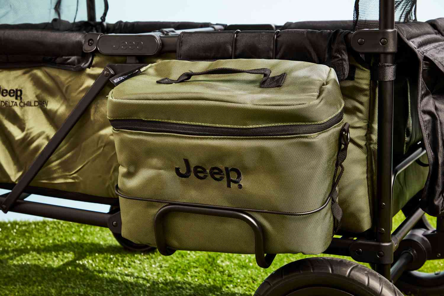 Jeep Deluxe Wrangler Wagon Stroller with Cooler Bag and Parent Organizer