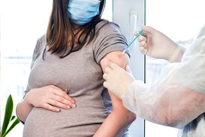 孕妇在医生办公室注射疫苗