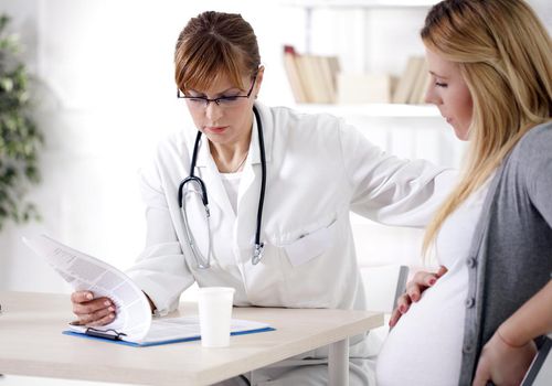 孕妇病人与医生交谈
