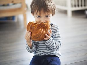 小孩拿着面包