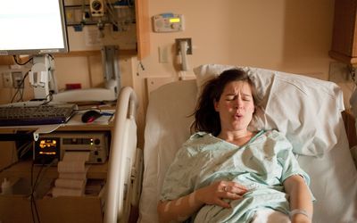 产妇在医院病床上分娩