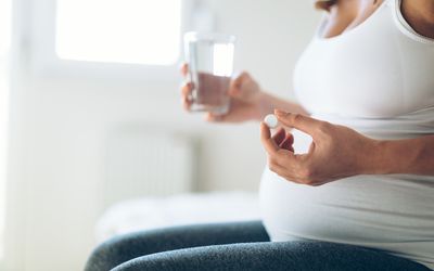 孕妇用一杯水和药