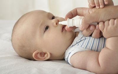 对于感冒的婴儿，先用生理盐水抽吸。