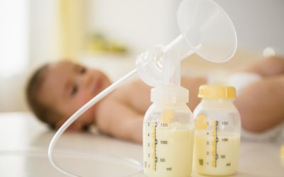 吸奶器放在婴儿旁边。