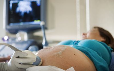 孕妇接受超声波检查