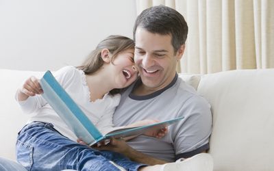 父亲给女儿读书
