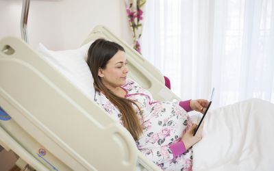 孕妇在医院使用数字平板电脑