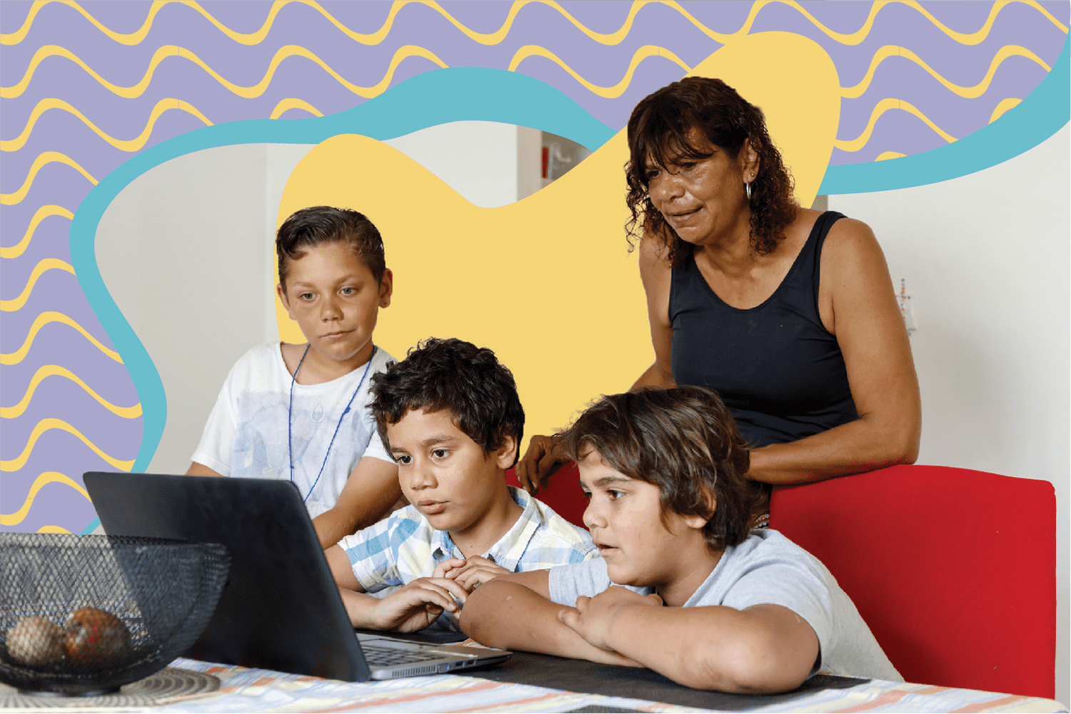三个孩子坐在电脑前，后面是他们的妈妈