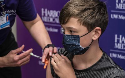 12岁的孩子在西雅图接种辉瑞新冠疫苗＂width=
