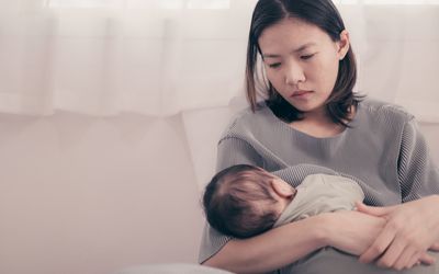 妇女抱着婴儿庄严地坐着