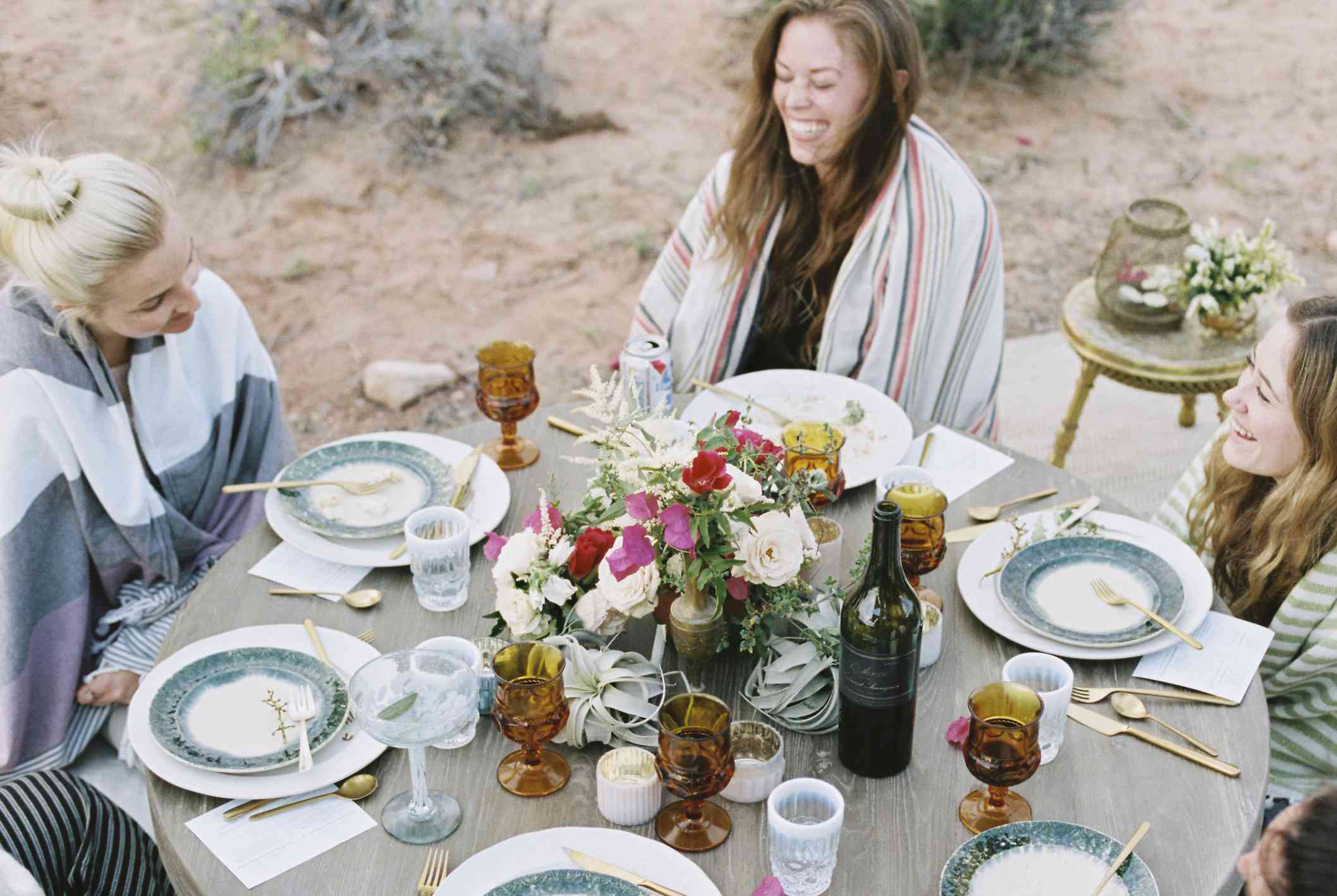 一小群妇女在沙漠中享受户外大餐