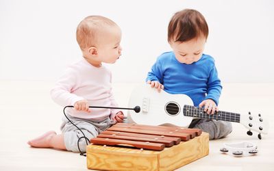 孩子们演奏乐器