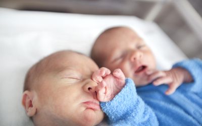 5天大的双胞胎男孩一起住院