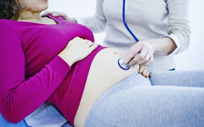 孕妇与医生进行听诊会诊