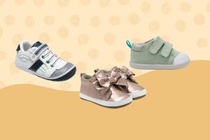 Assortment of baby walking shoes we recommend displayed on a two-tone beige patterned background