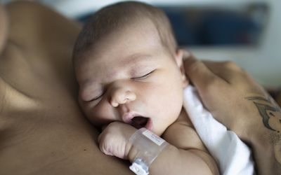 新生儿与护理人员肌肤接触
