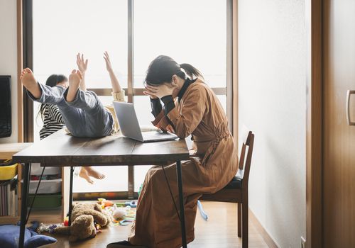 妈妈在厨房的桌子上用手抱着头